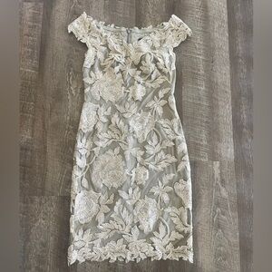 Stunning Tadashi Shoji Embroidered Lace Cocktail Dress in Latte/Pumice/Gold, 0